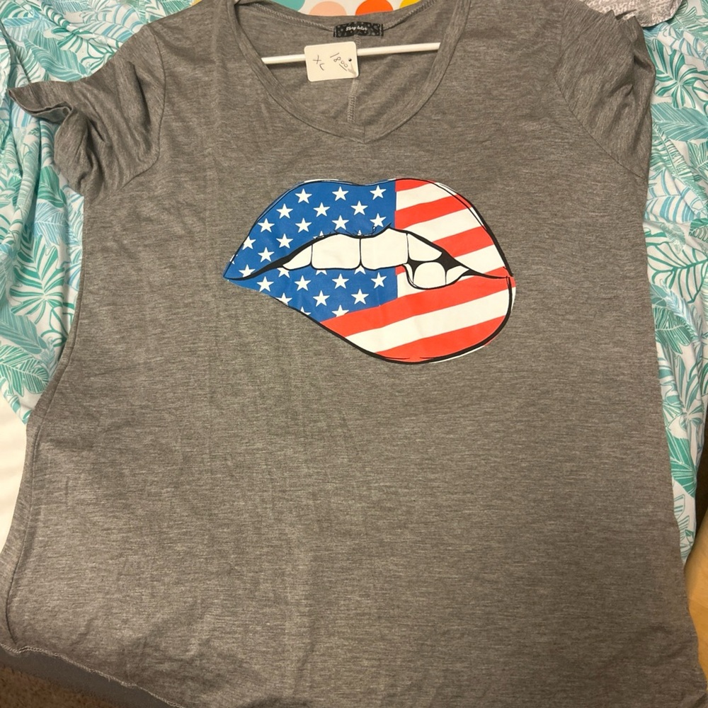 Gray Short Sleeve Tee with American Flag Lips Design
